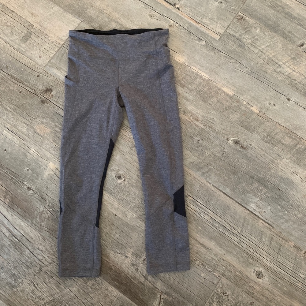 Crop lulu Lemon leggings with black mesh detail